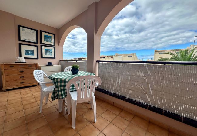 Apartamento en Los Cristianos - Heated Poolside Paradise Los Cristianos