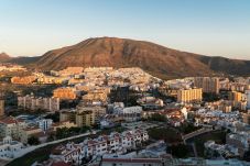 Studio a Los Cristianos - The Poolside Haven: Azure Dreams
